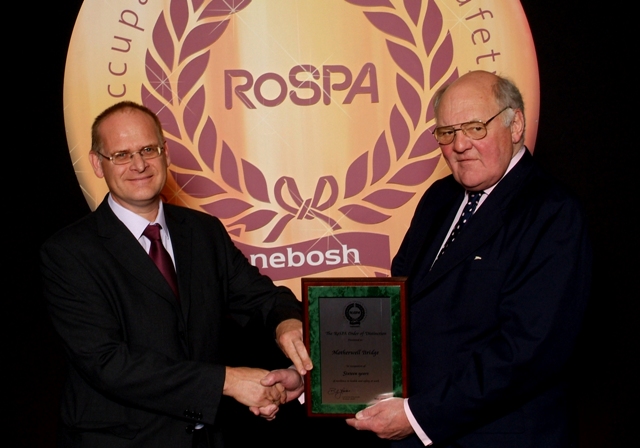 Gideon Thomas, HSE manager at Motherwell Bridge, receives the company’s award from Lord Brougham & Vaux, RoSPA Vice President.